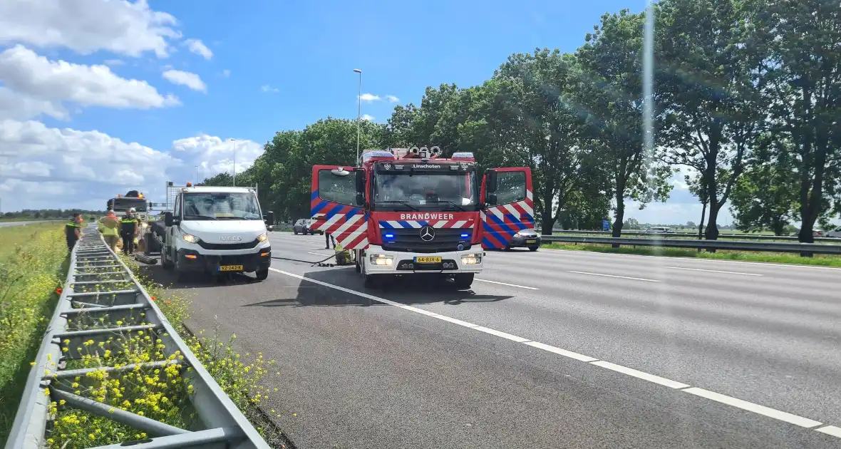 Hooibalen op aanhanger vliegen in brand