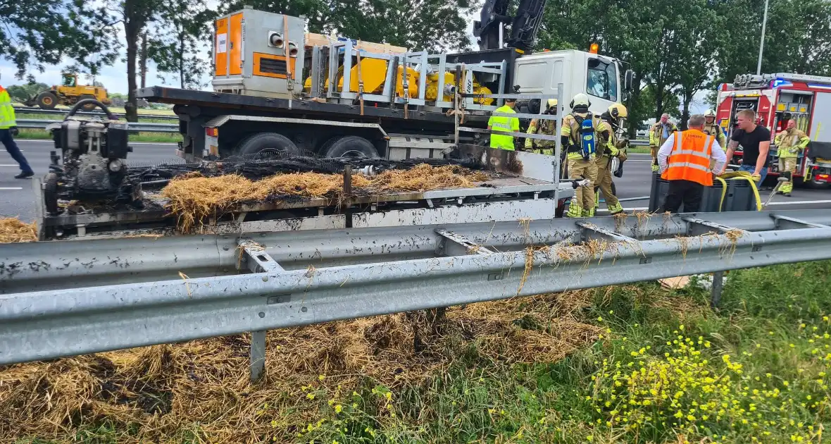 Hooibalen op aanhanger vliegen in brand - Foto 3