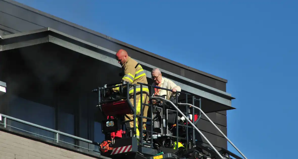 Personen uit brandende bovenwoning gered - Foto 3