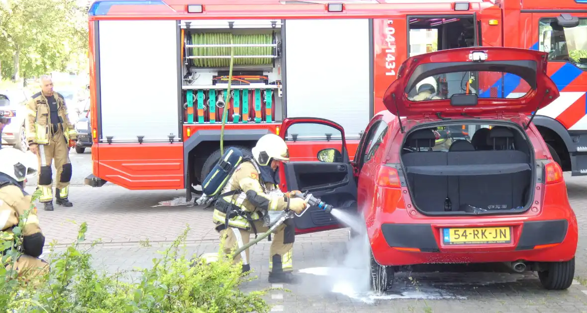 Achterwiel geparkeerde auto in brand - Foto 3