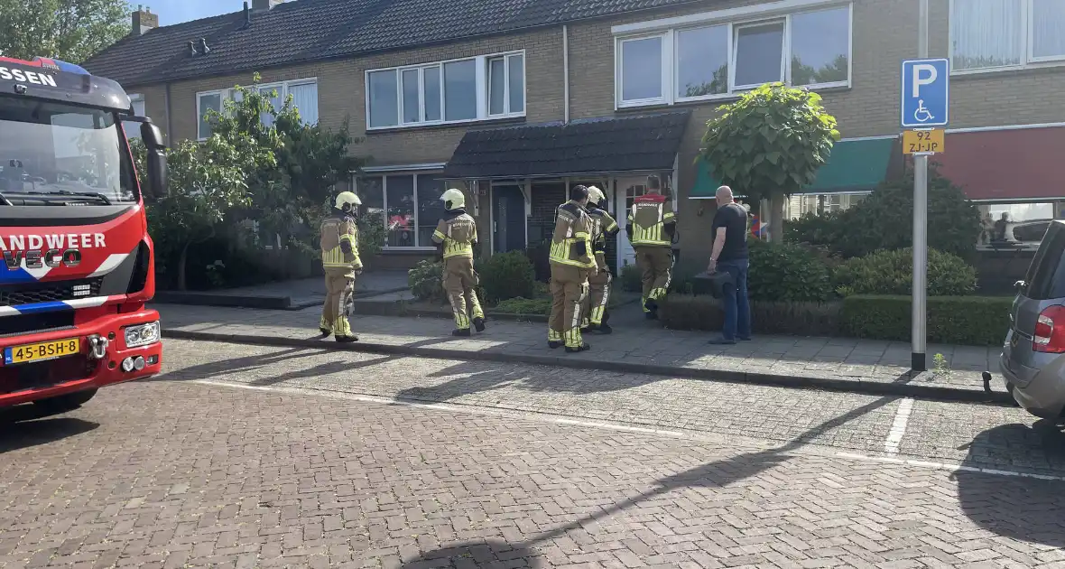 Brandweer doet onderzoek naar afgaan van rookmelder in woning