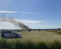 Hooibaal wikkelmachine gaat in vlammen op