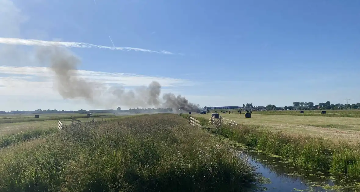Hooibaal wikkelmachine gaat in vlammen op - Foto 1
