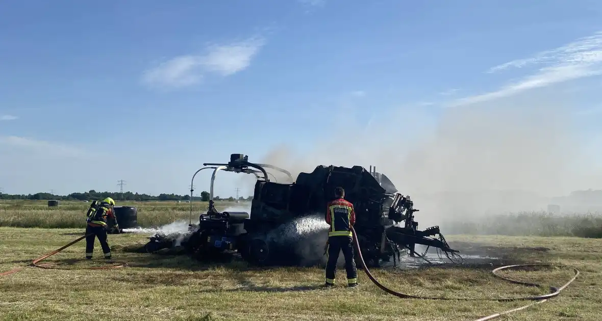 Hooibaal wikkelmachine gaat in vlammen op - Foto 4