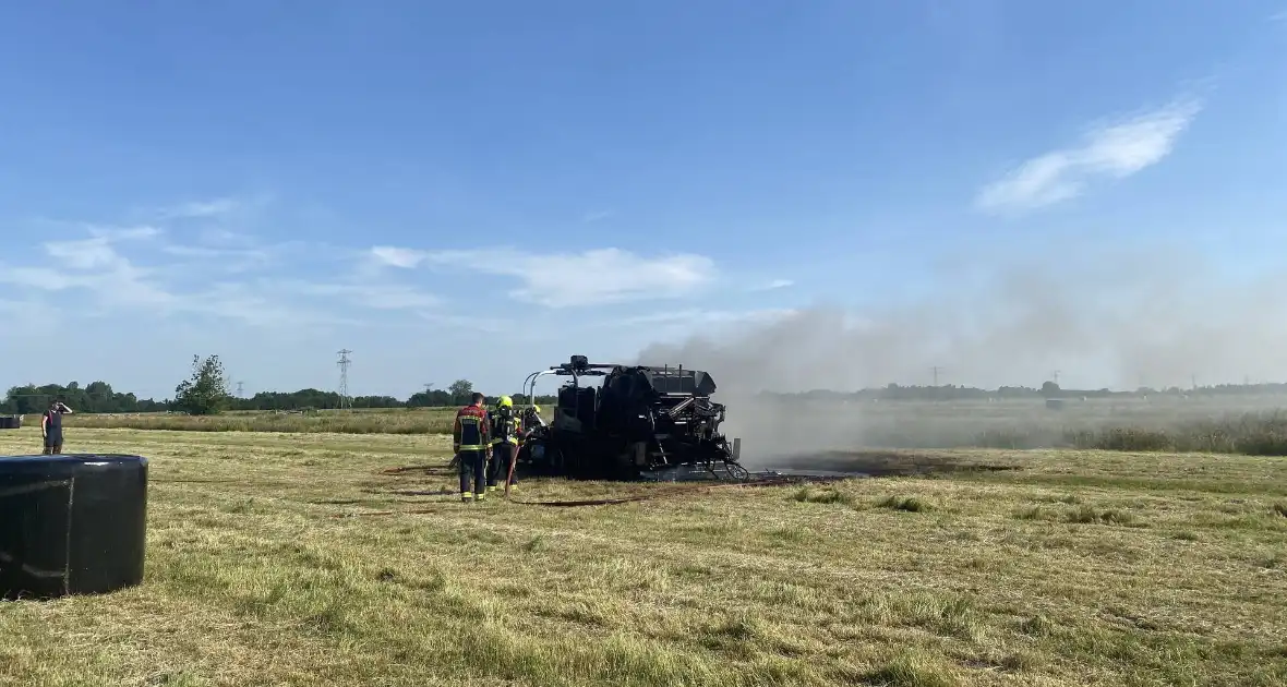 Hooibaal wikkelmachine gaat in vlammen op - Foto 5