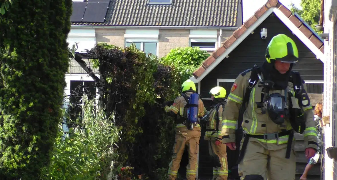 Brand in heg snel onder controle