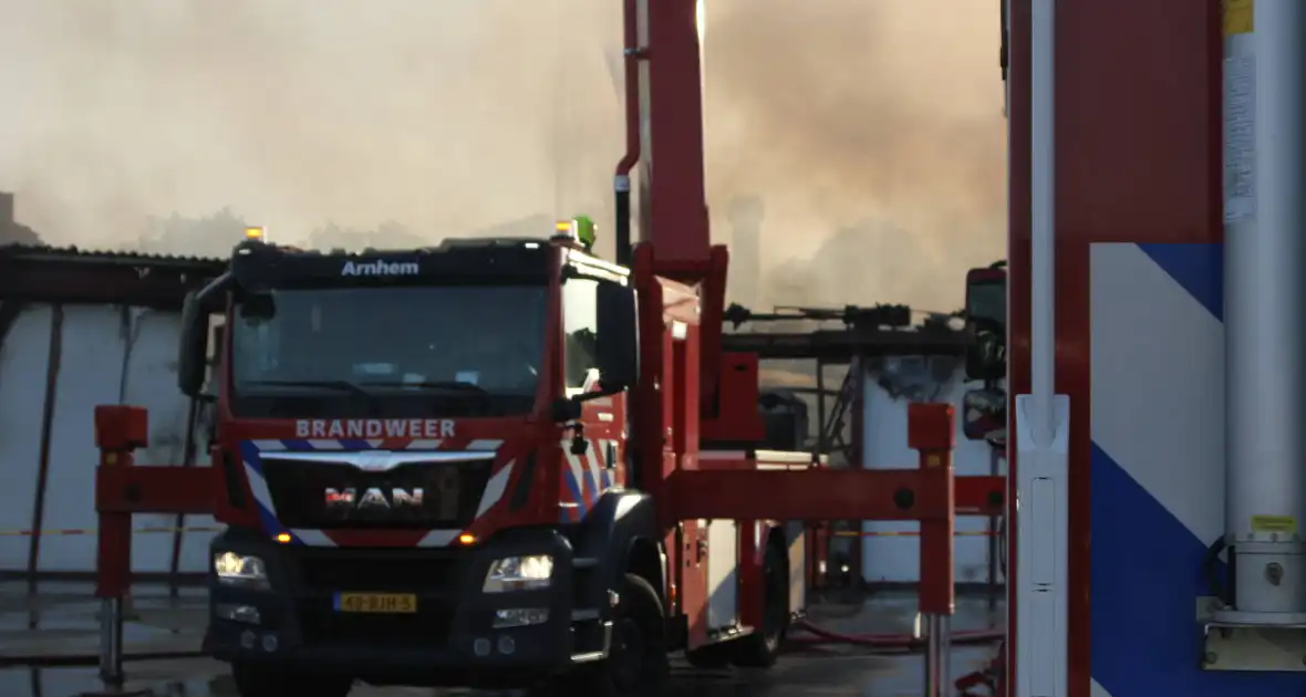 Uitslaande brand in loods transportbedrijf - Foto 1