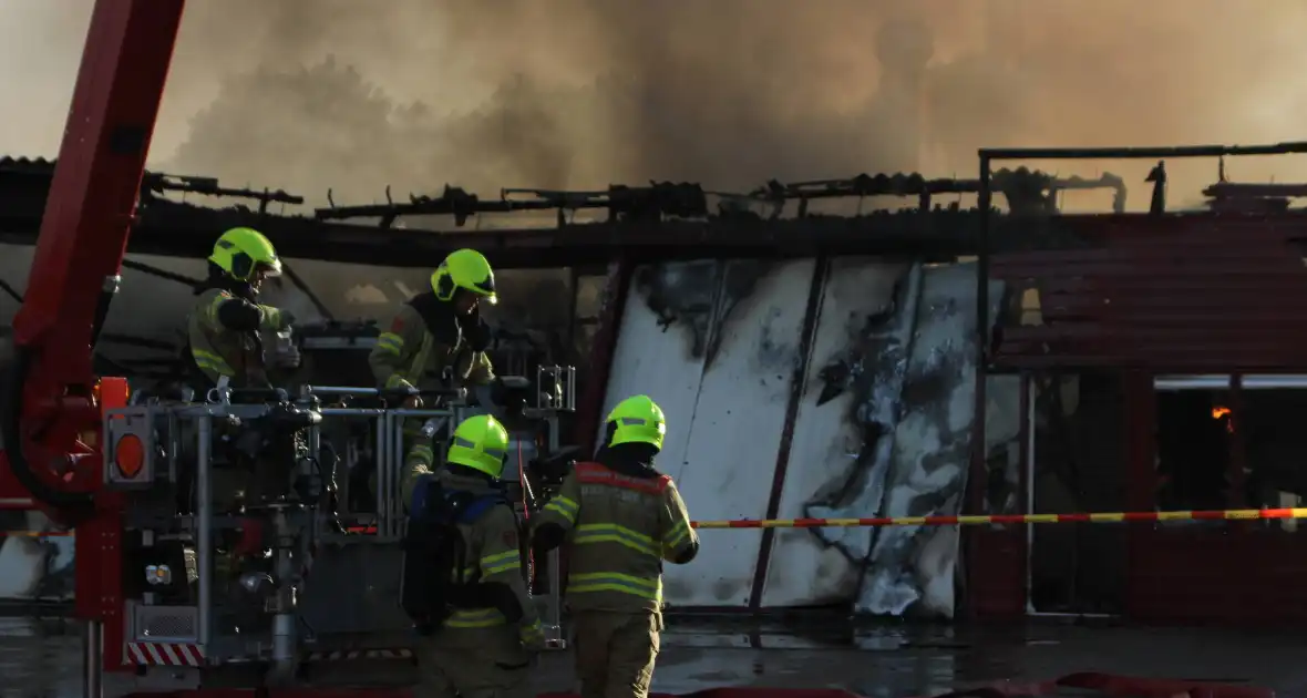 Uitslaande brand in loods transportbedrijf - Foto 2