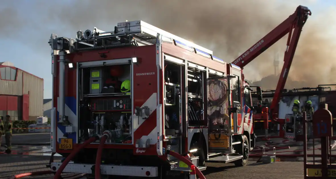 Uitslaande brand in loods transportbedrijf - Foto 3