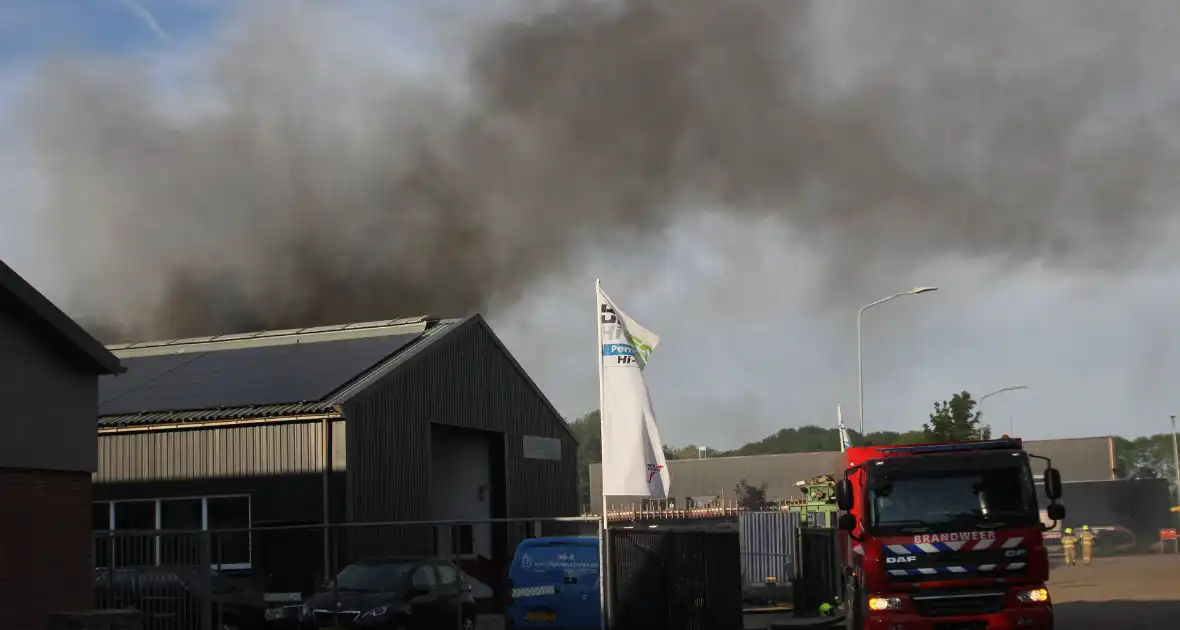 Uitslaande brand in loods transportbedrijf - Foto 4
