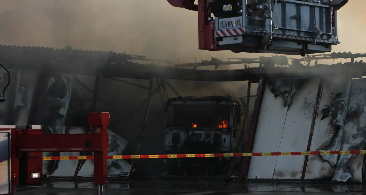 Uitslaande brand in loods transportbedrijf - Foto 5