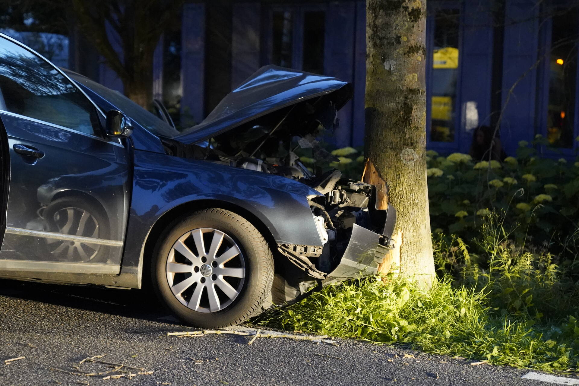 Auto tegen boom - 112-nu.nl