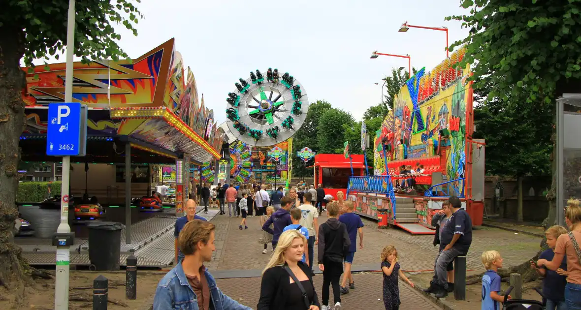 Grote kermis trekt veel bezoekers - Foto 10