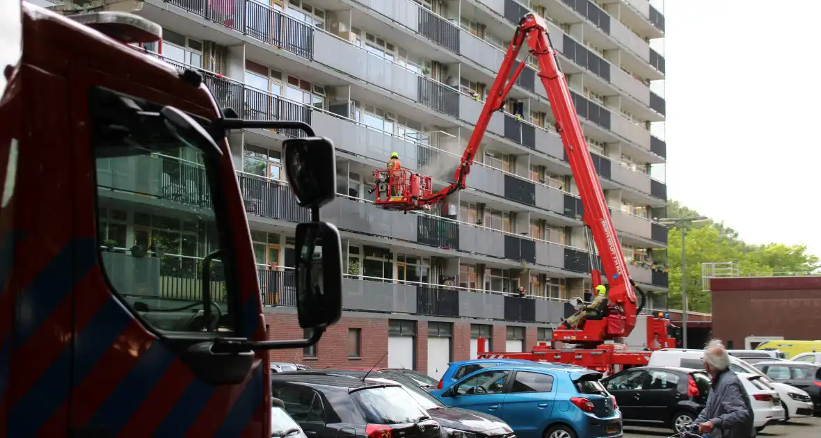 Hevige brand in portiekwoning