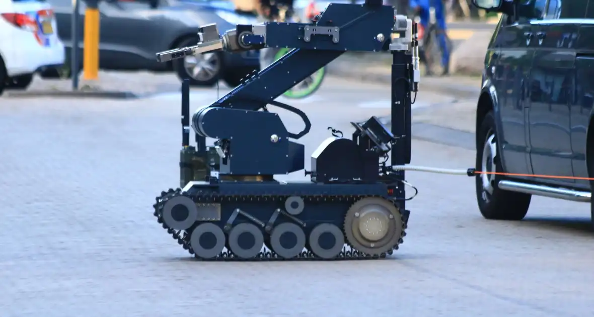 EOD zet robot in na aantreffen verdacht pakket bij Bentley - Foto 5