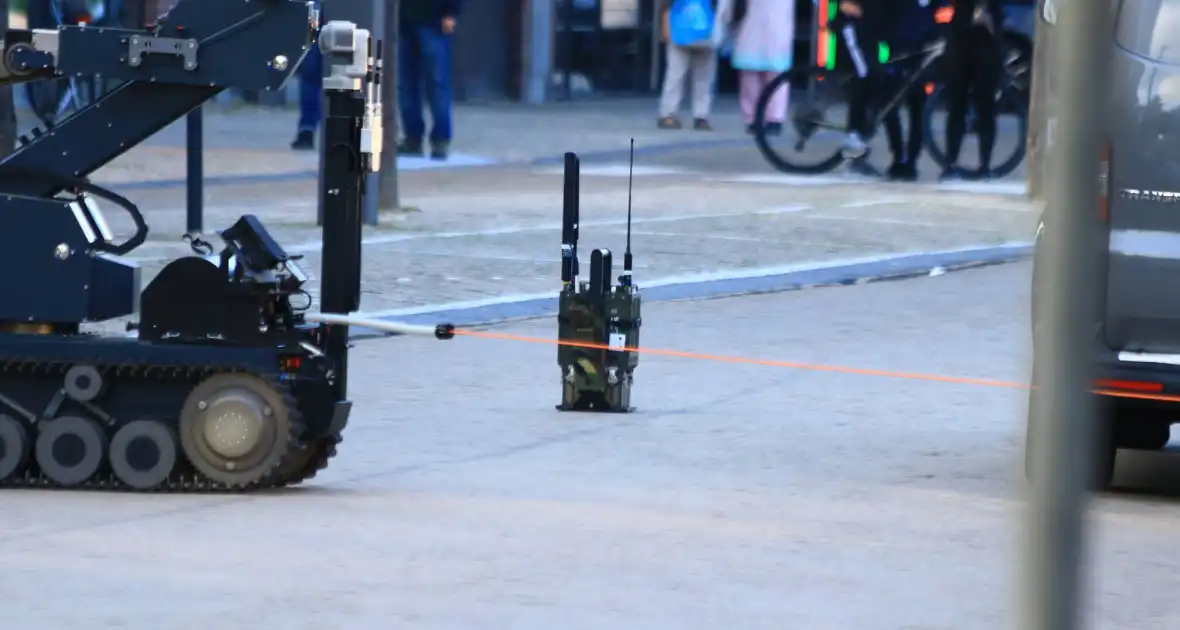 EOD zet robot in na aantreffen verdacht pakket bij Bentley - Foto 6