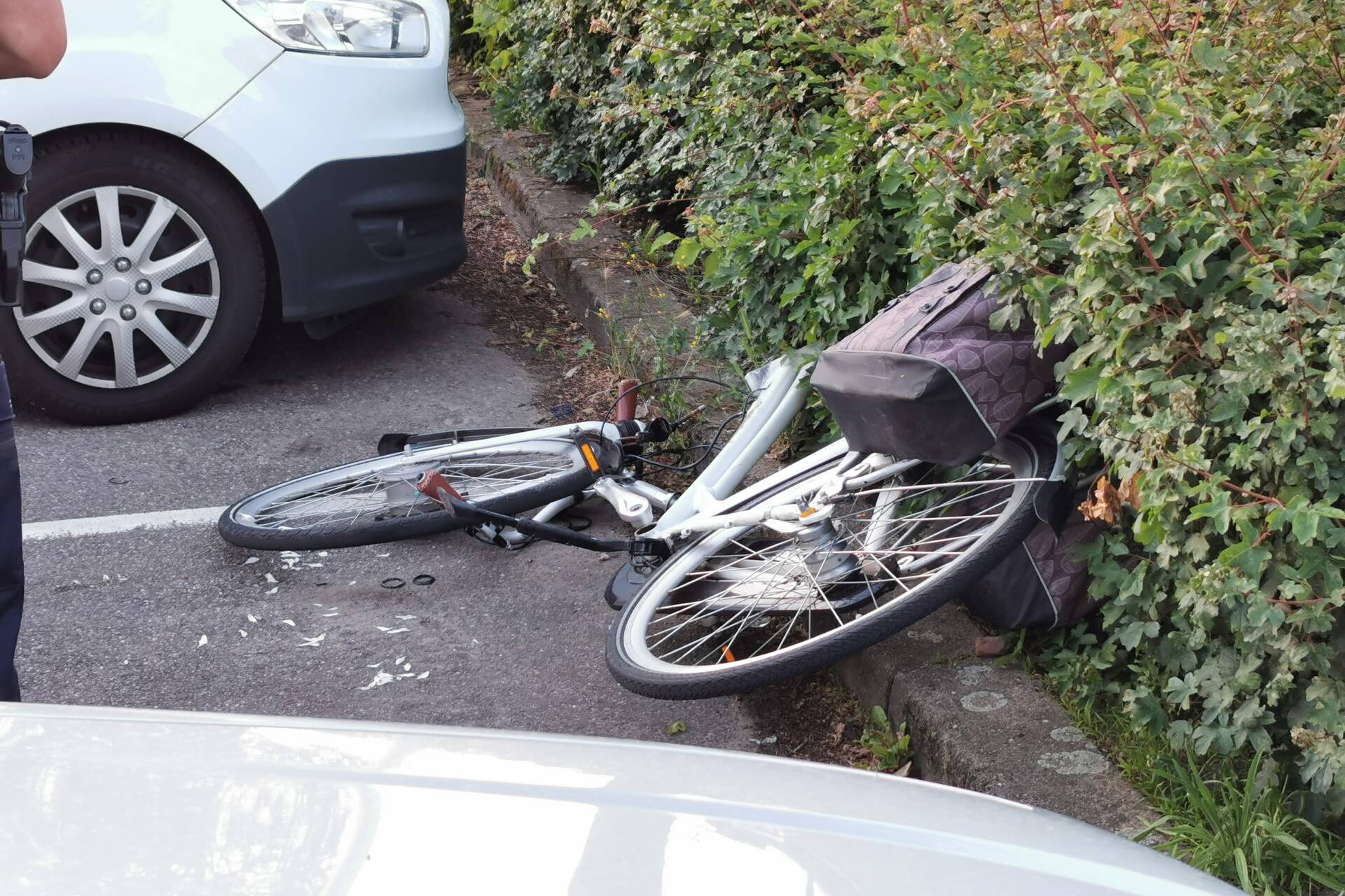 Fiets Breekt Doormidden Na Botsing Met Geparkeerde Bestelbus Nu Nl