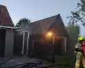 Haardhout tegen schuur in brand