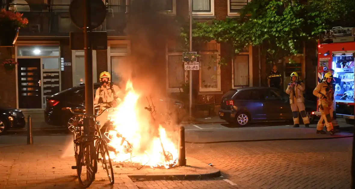 Geparkeerde scooter volledig uitgebrand