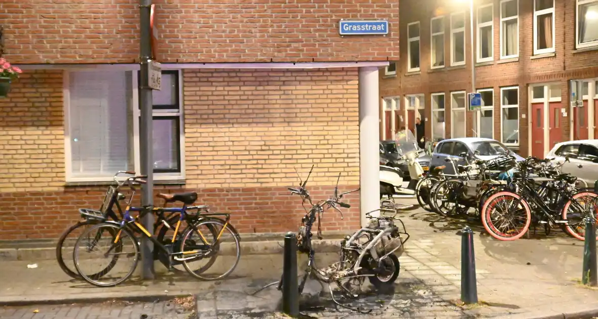 Geparkeerde scooter volledig uitgebrand - Foto 1