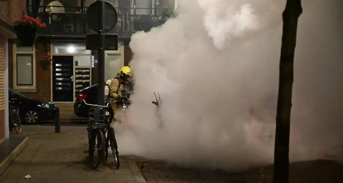Geparkeerde scooter volledig uitgebrand - Foto 10