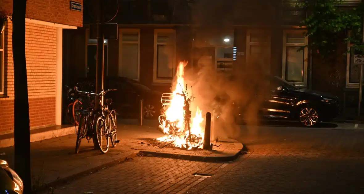 Geparkeerde scooter volledig uitgebrand - Foto 11