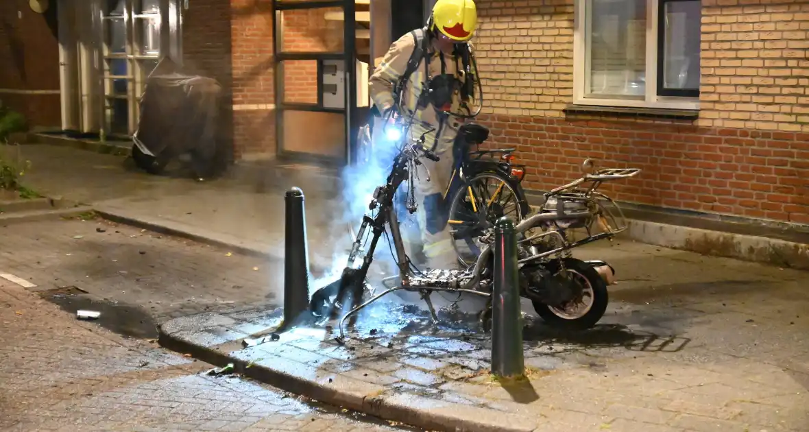 Geparkeerde scooter volledig uitgebrand - Foto 2