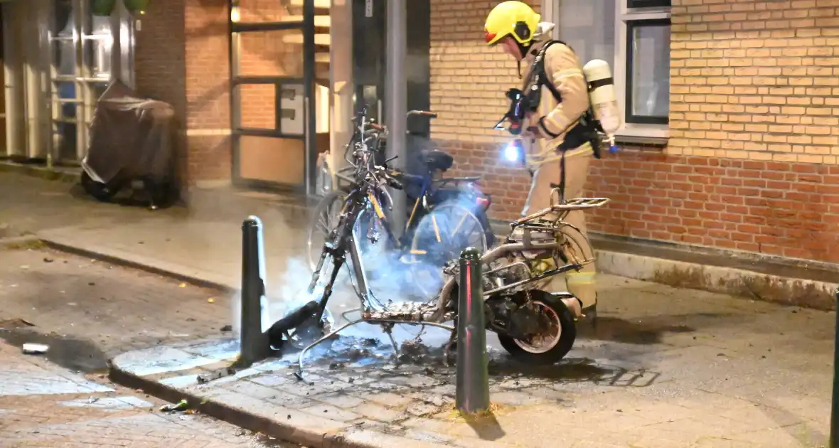 Geparkeerde scooter volledig uitgebrand - Foto 3