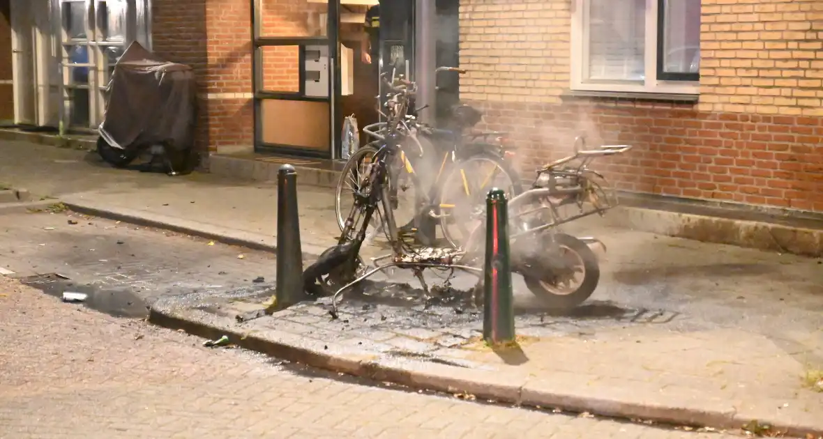 Geparkeerde scooter volledig uitgebrand - Foto 4