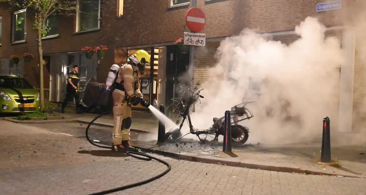 Geparkeerde scooter volledig uitgebrand - Foto 6