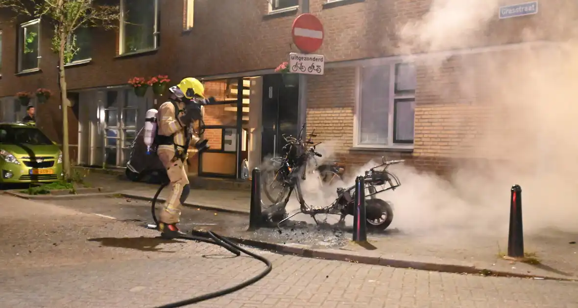 Geparkeerde scooter volledig uitgebrand - Foto 7