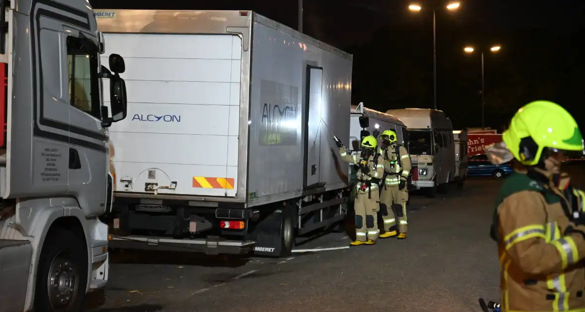 Rook uit vrachtwagen houdt brandweer bezig