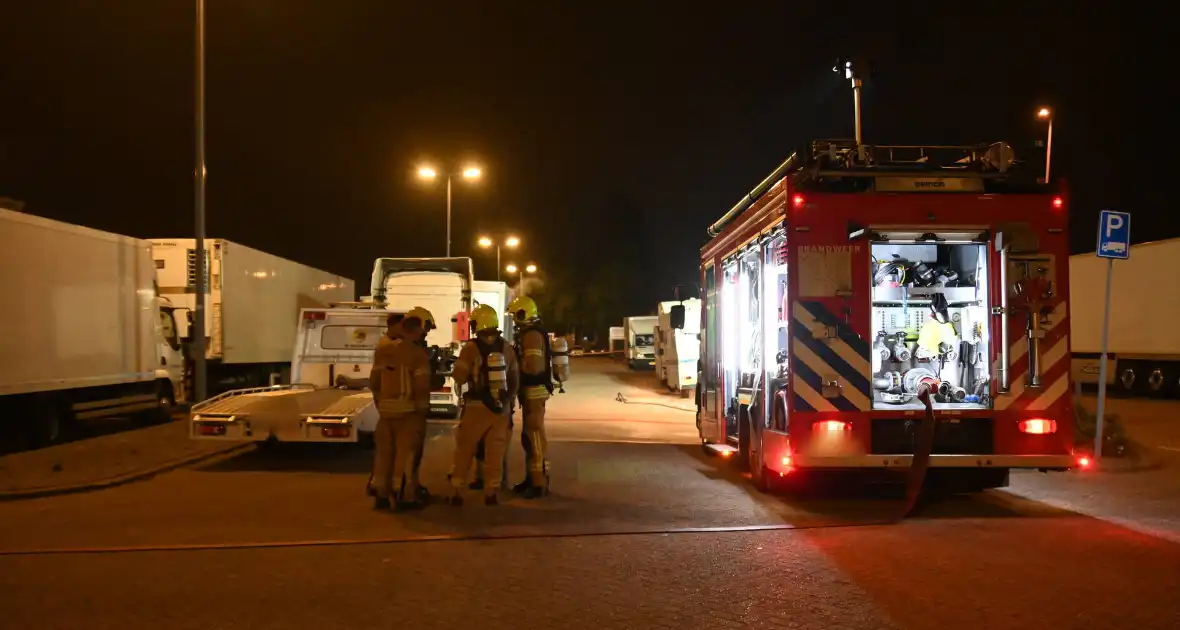 Rook uit vrachtwagen houdt brandweer bezig - Foto 1