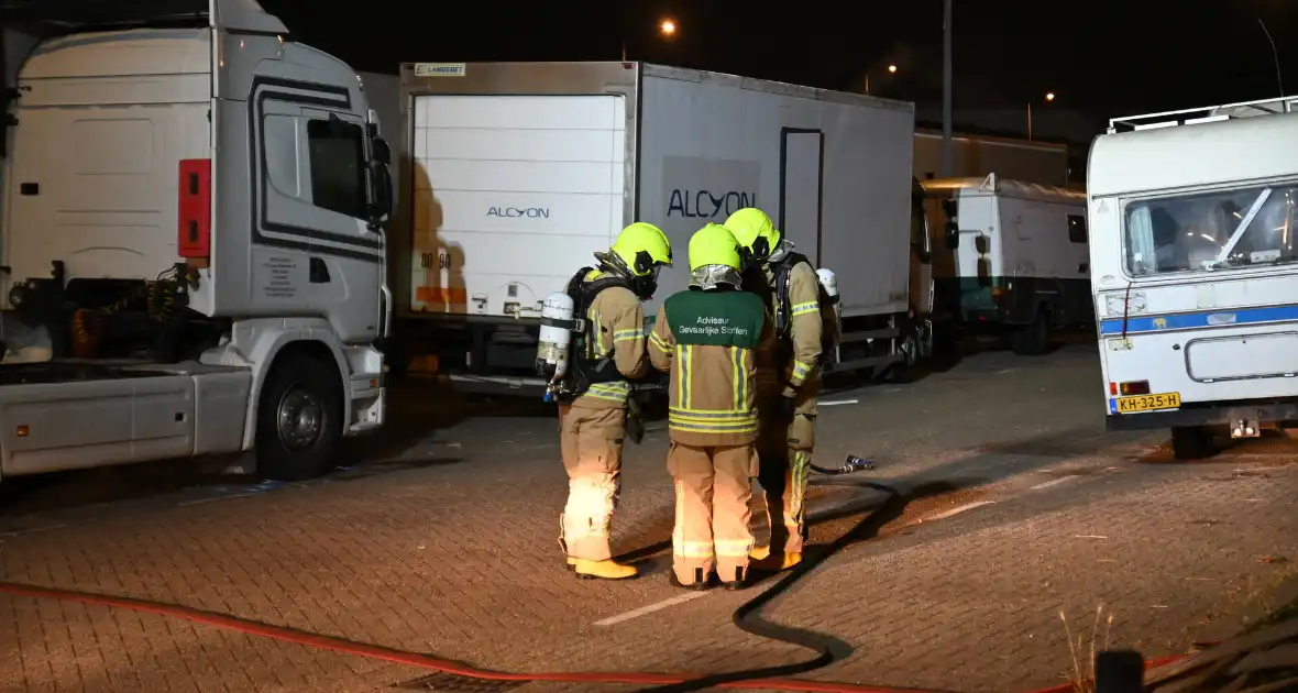 Rook uit vrachtwagen houdt brandweer bezig - Foto 11