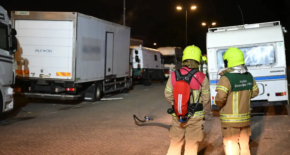 Rook uit vrachtwagen houdt brandweer bezig - Foto 12