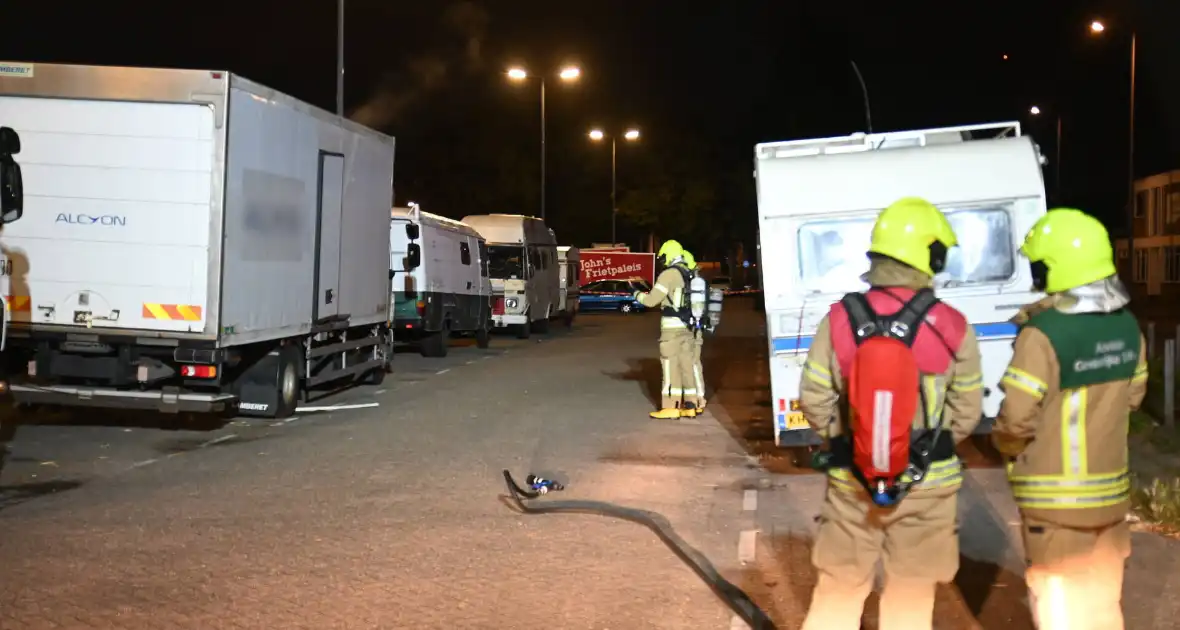 Rook uit vrachtwagen houdt brandweer bezig - Foto 13