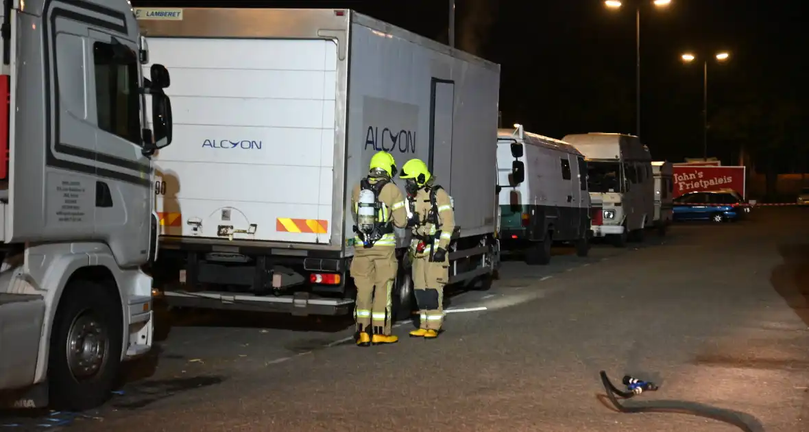 Rook uit vrachtwagen houdt brandweer bezig - Foto 14