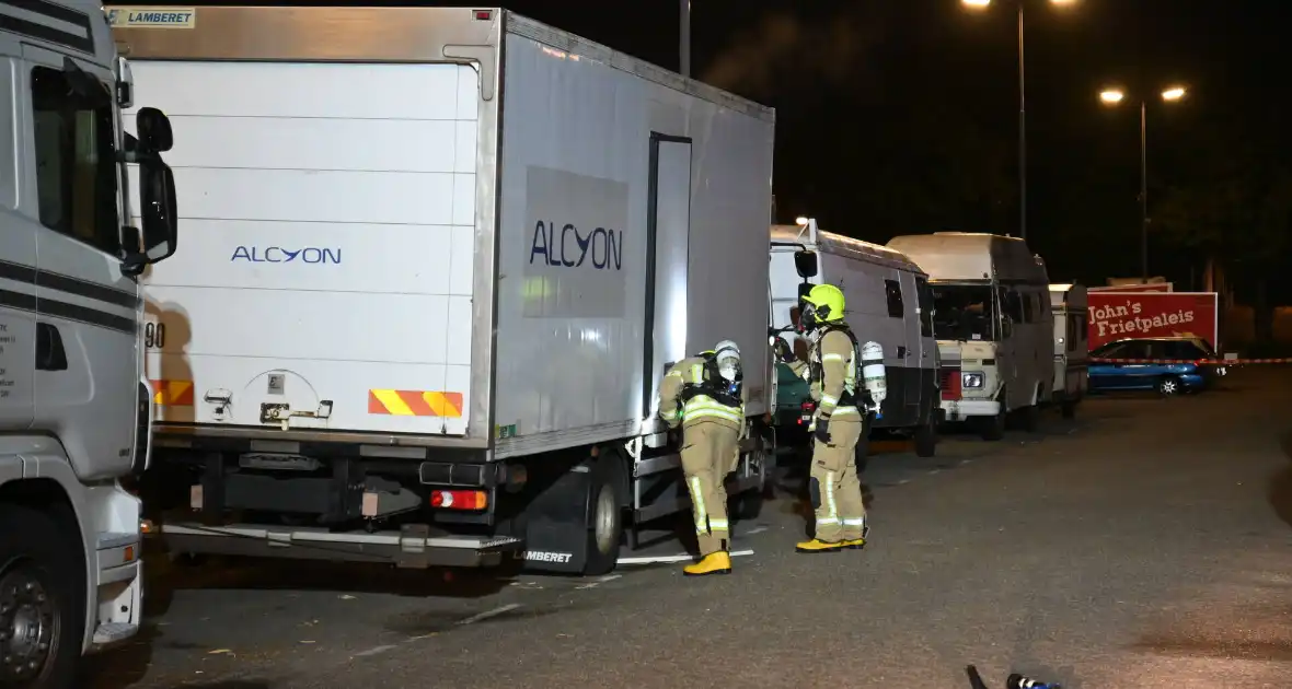 Rook uit vrachtwagen houdt brandweer bezig - Foto 15