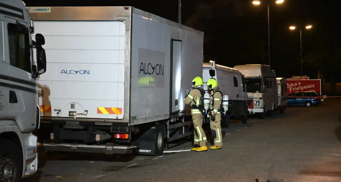 Rook uit vrachtwagen houdt brandweer bezig - Foto 16