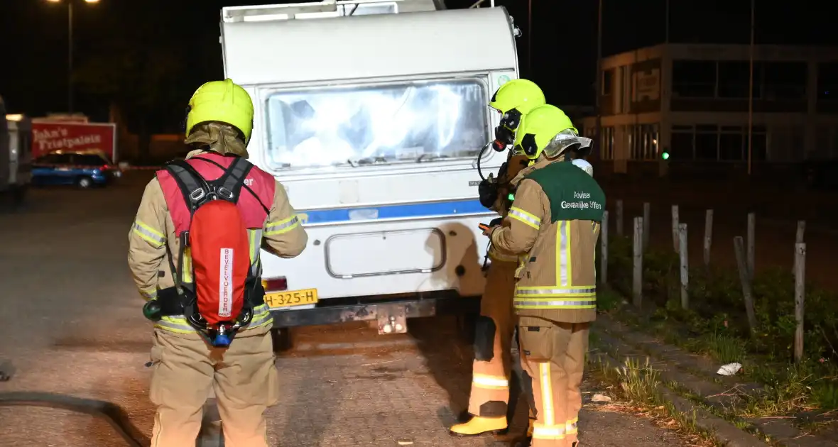 Rook uit vrachtwagen houdt brandweer bezig - Foto 17