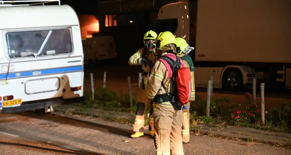 Rook uit vrachtwagen houdt brandweer bezig - Foto 18