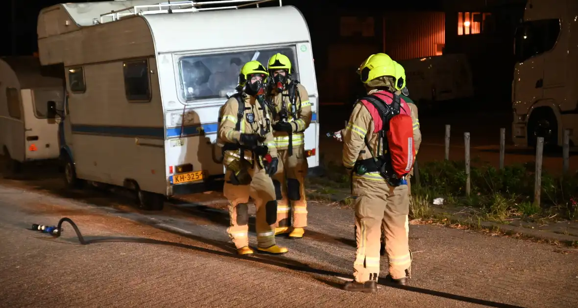 Rook uit vrachtwagen houdt brandweer bezig - Foto 19