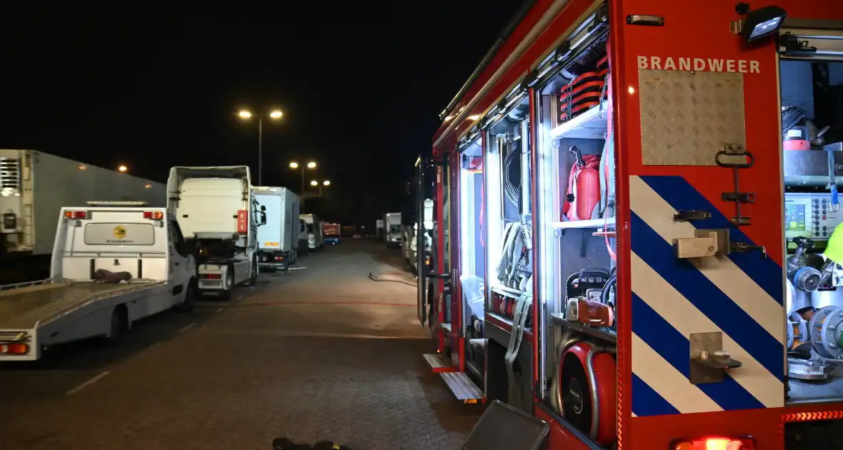 Rook uit vrachtwagen houdt brandweer bezig - Foto 20