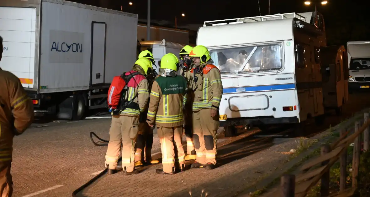 Rook uit vrachtwagen houdt brandweer bezig - Foto 21