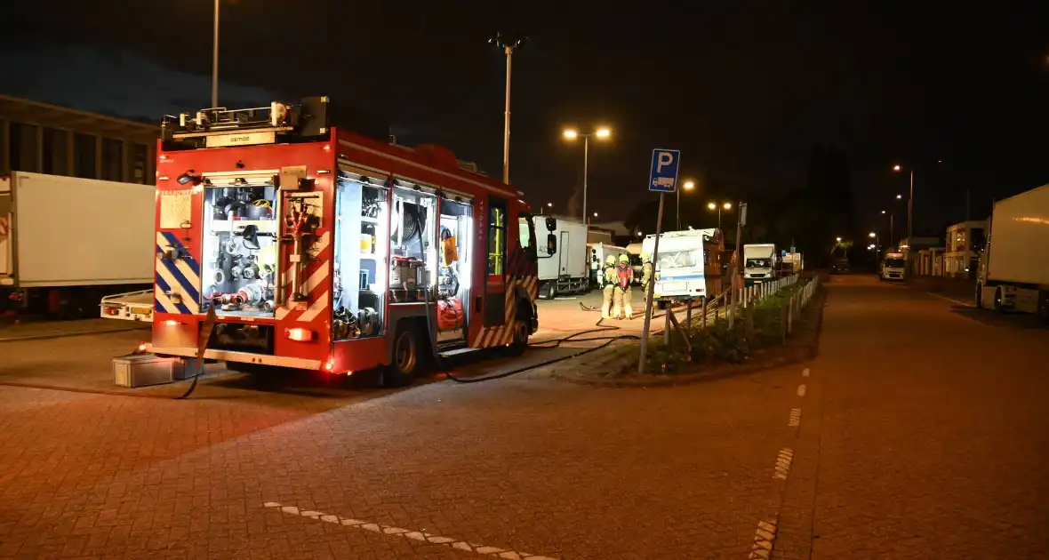 Rook uit vrachtwagen houdt brandweer bezig - Foto 23