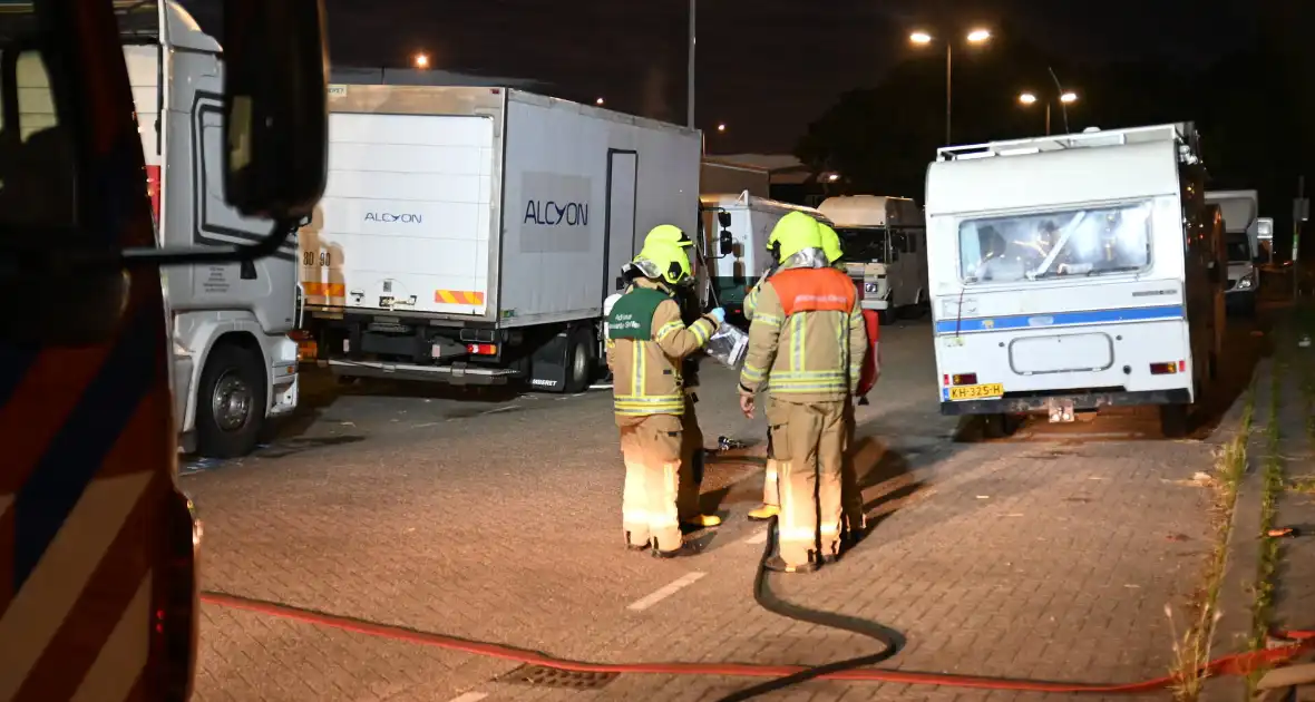 Rook uit vrachtwagen houdt brandweer bezig - Foto 24