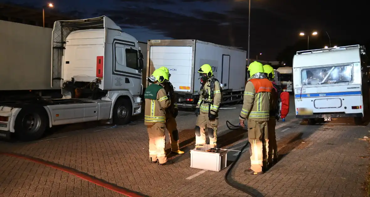 Rook uit vrachtwagen houdt brandweer bezig - Foto 25