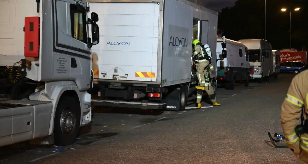 Rook uit vrachtwagen houdt brandweer bezig - Foto 27