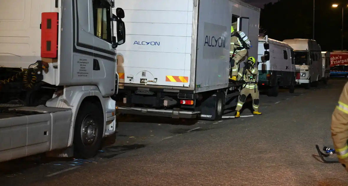 Rook uit vrachtwagen houdt brandweer bezig - Foto 28