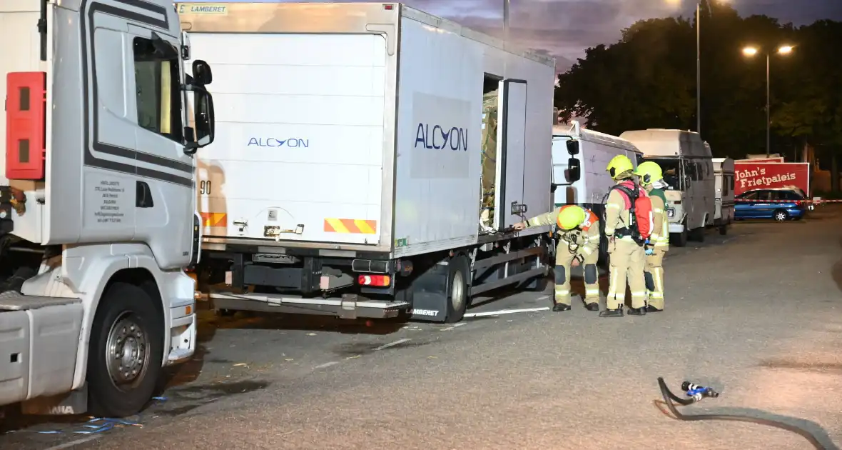 Rook uit vrachtwagen houdt brandweer bezig - Foto 30